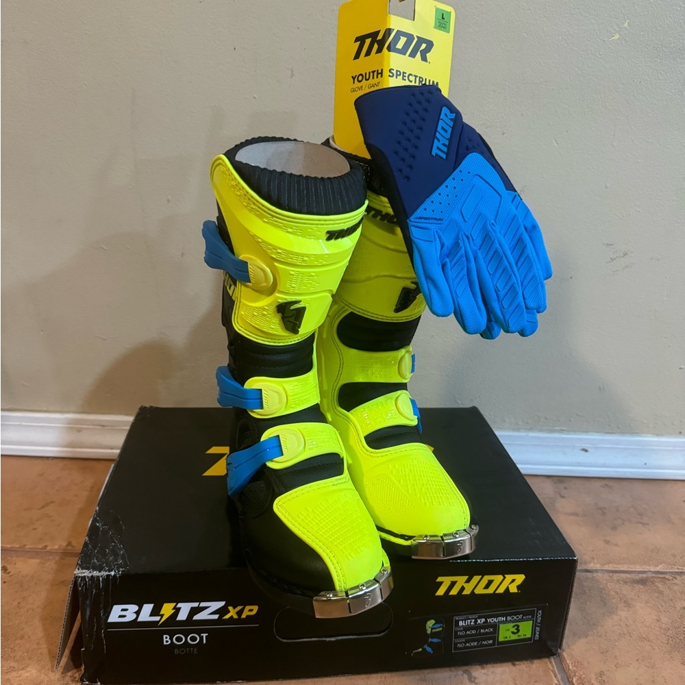 Youth size 3 Thor Motorcycle boots. never worn with Gloves